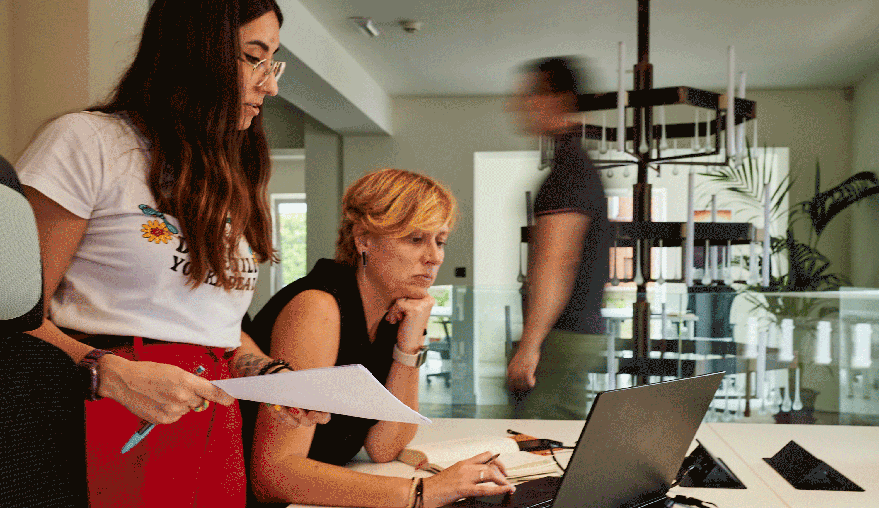 Profesionales colaborando en un espacio coworking