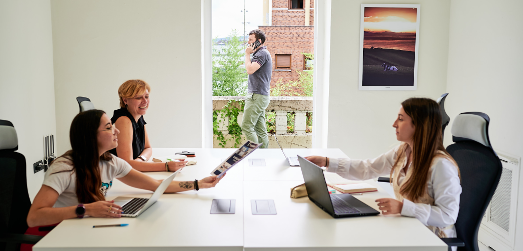Vista panorámica de un coworking con emprendedores de diferentes campos.