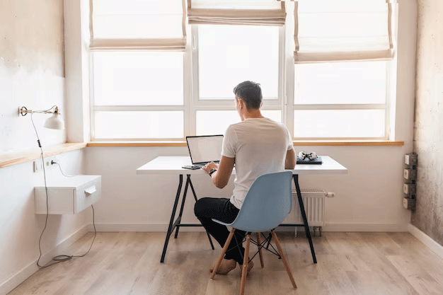 Empleado trabajando en su oficina en casa