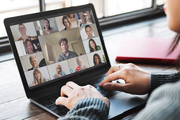Equipo de teletrabajadores en videollamada