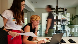 Espacio de coworking con diseño contemporáneo y profesionales trabajando.
