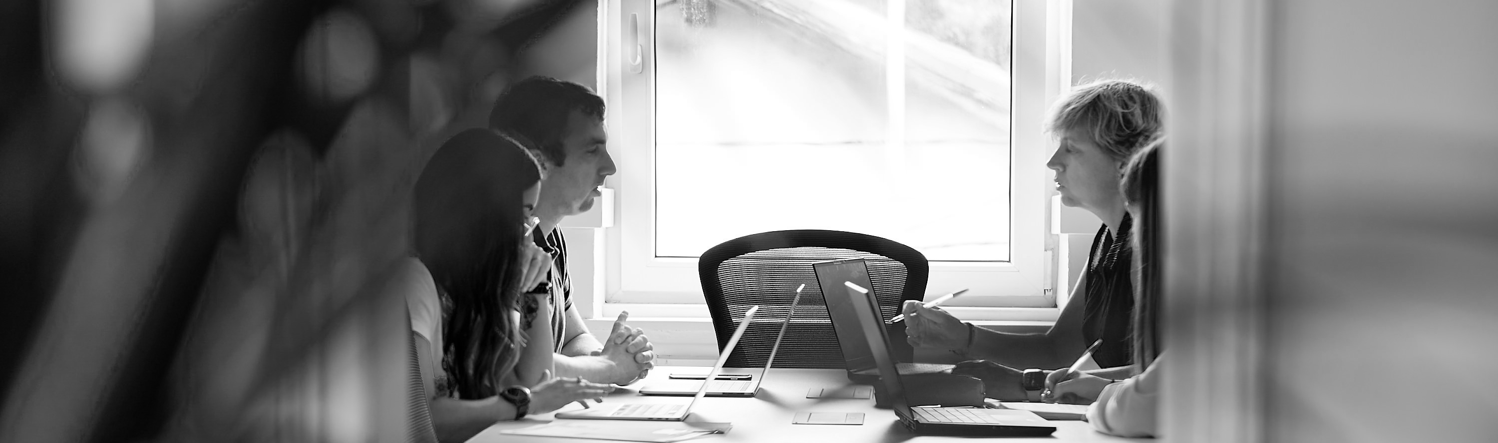 Profesionales trabajando en un coworking space moderno