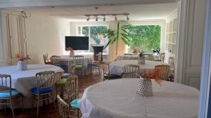 Salón preparado para conferencias en Cantabria en La Casa Nº 10