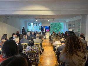 Asistentes en un evento corporativo