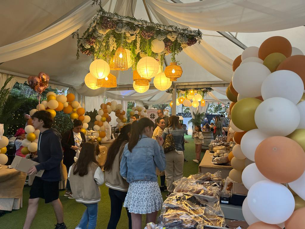 Feria gastronómica al aire libre en el jardín de La Casa Nº 10, Santander