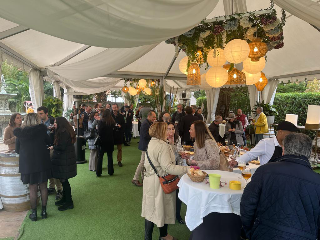 Asistentes interactuando en un elegante evento de networking en el jardín de La Casa Nº10.