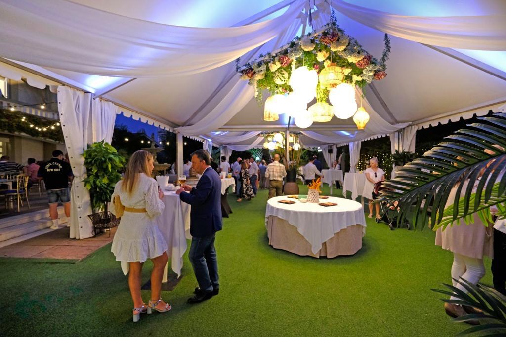 Jardín de La Casa Nº10 preparado para un evento al aire libre