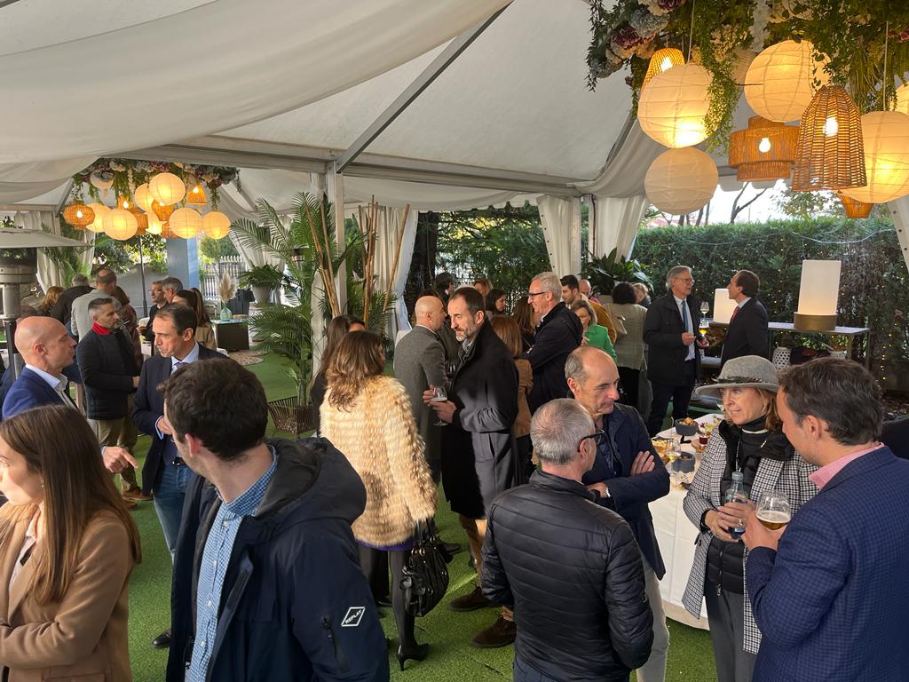 Participantes en un evento realizando actividades interactivas y de networking.